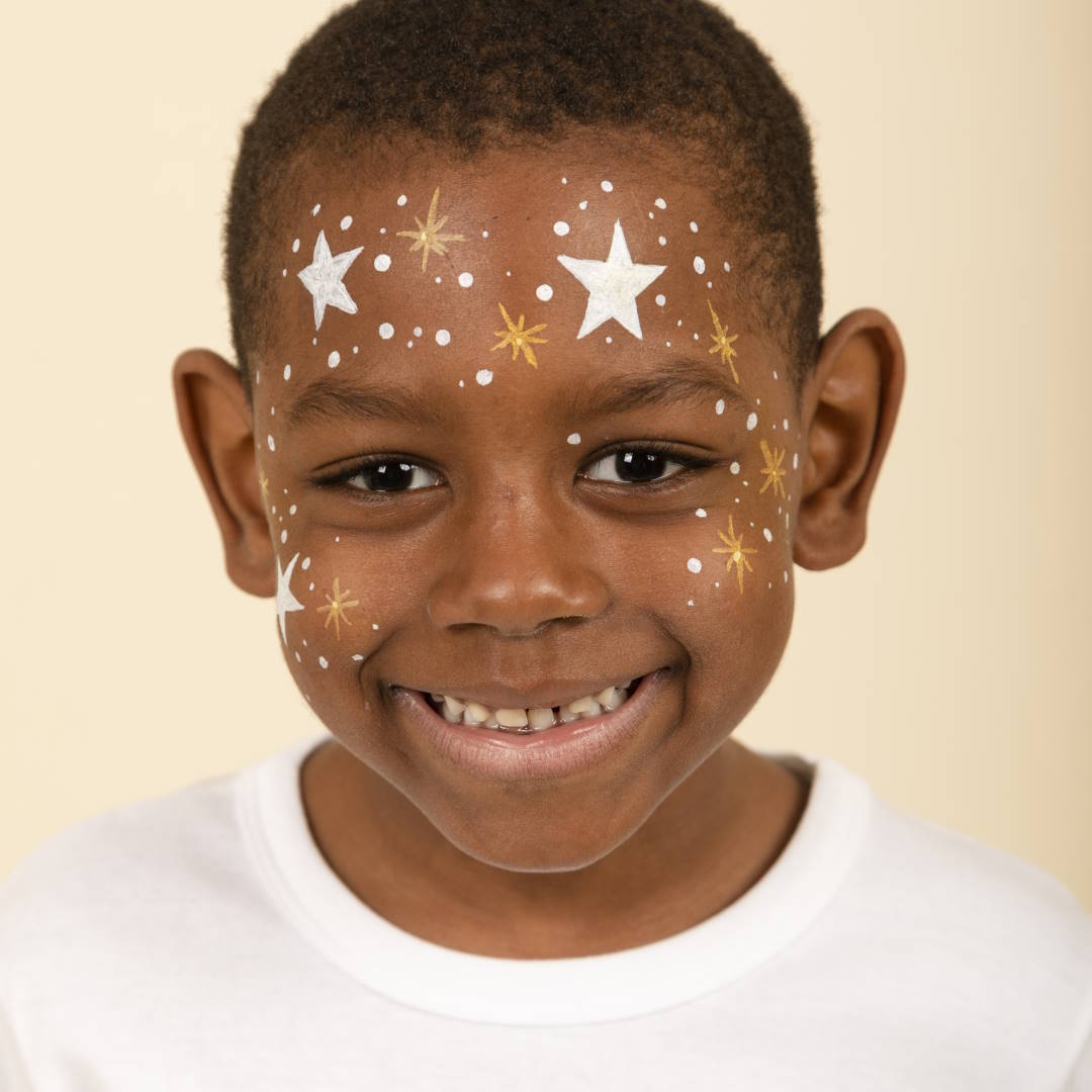 maquillage carnaval enfant avec étoiles étape 3